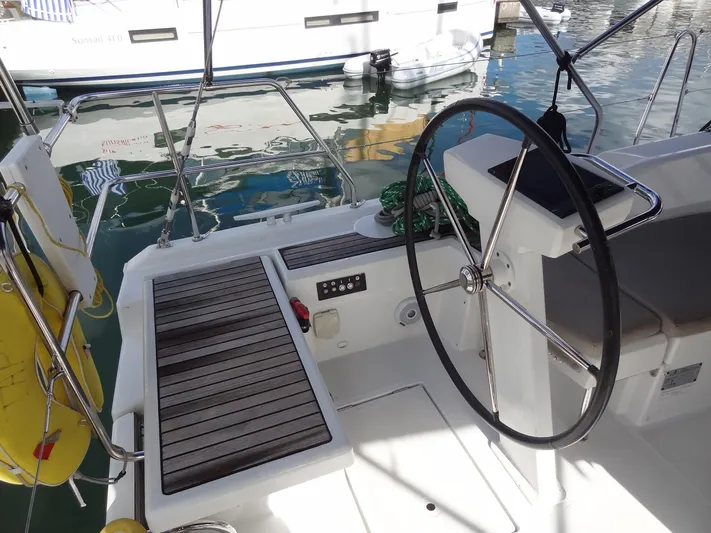 Tabula Rasa Yacht Photos Pics Beneteau Oceanis 46.1 2020 sailboat cockpit with steering wheel and wooden deck.