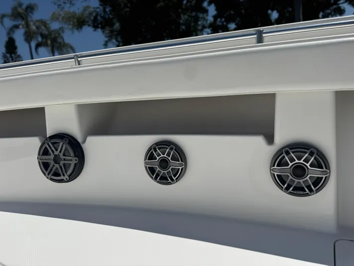  Yacht Photos Pics Speakers on a 2009 Invincible 36 Open Fisherman boat, exterior view.