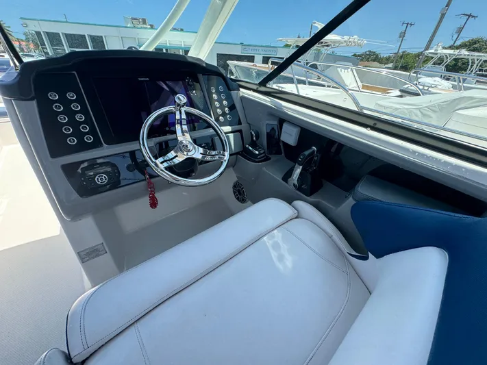  Yacht Photos Pics Robalo 31 - Helm Seating and Electronics