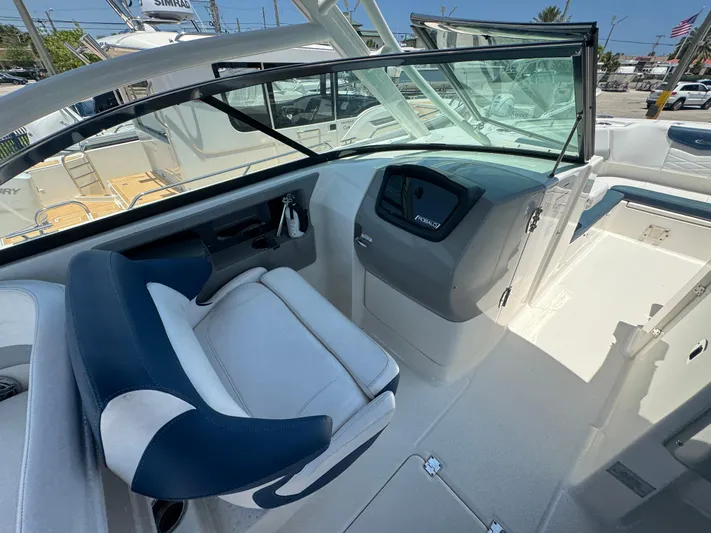  Yacht Photos Pics Robalo 31 - Helm Seating