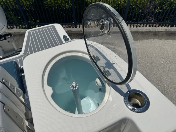  Yacht Photos Pics Robalo 31 - Livewell
