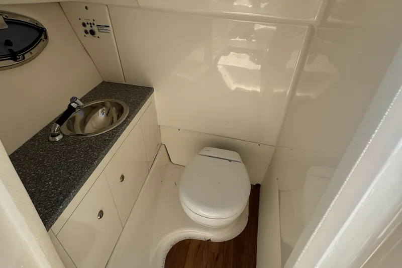  Yacht Photos Pics Robalo 31 - Head