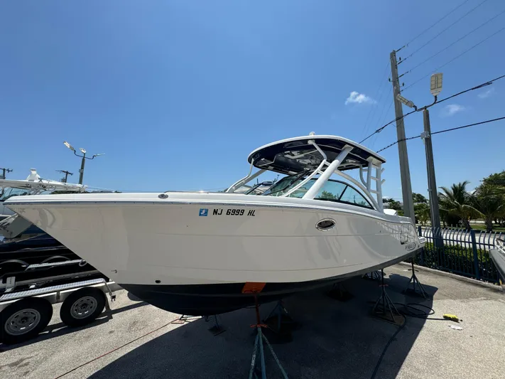  Yacht Photos Pics Robalo 31 - Profile on Stands