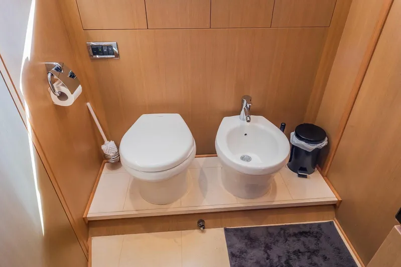 Gitana II Yacht Photos Pics Luxury yacht Princess V78 bathroom with toilet and bidet, 2009 model.