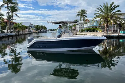 Robalo R222 Center Console