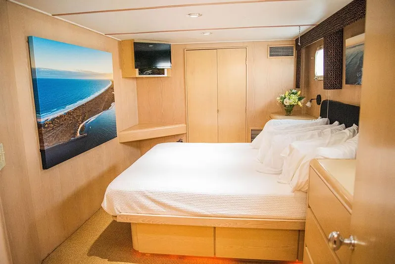 Happy Ours Yacht Photos Pics 