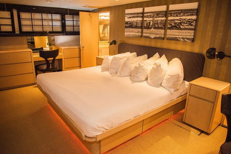 Happy Ours Yacht Photos Pics 