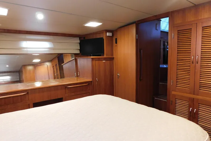 Driftwood Yacht Photos Pics Luxurious wooden interior of 1995 Jefferson 52 Riviana Cockpit MY yacht cabin.