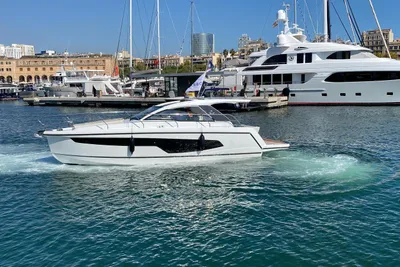 2025 Sealine S335