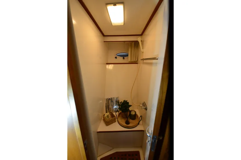  Yacht Photos Pics Compact bathroom in 1990 Jefferson 52 Marquessa ED yacht, featuring shower and decor.
