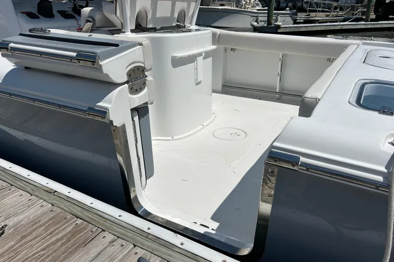  Yacht Photos Pics 2021 Sea Hunt Gamefish 25 boat interior, featuring sleek white seating and stainless steel accents.