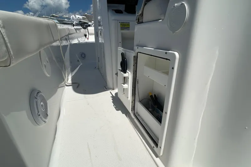  Yacht Photos Pics 2021 Sea Hunt Gamefish 25 boat interior with open storage compartment and speaker.