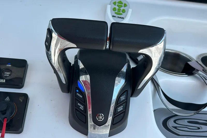  Yacht Photos Pics Throttle controls on a 2021 Sea Hunt Gamefish 25 boat dashboard.