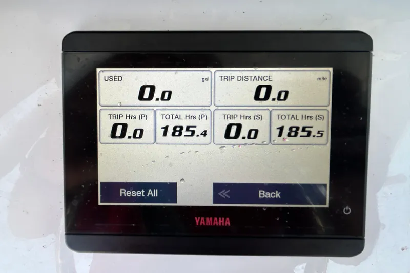  Yacht Photos Pics Yamaha display showing trip data on a 2021 Sea Hunt Gamefish 25 boat.