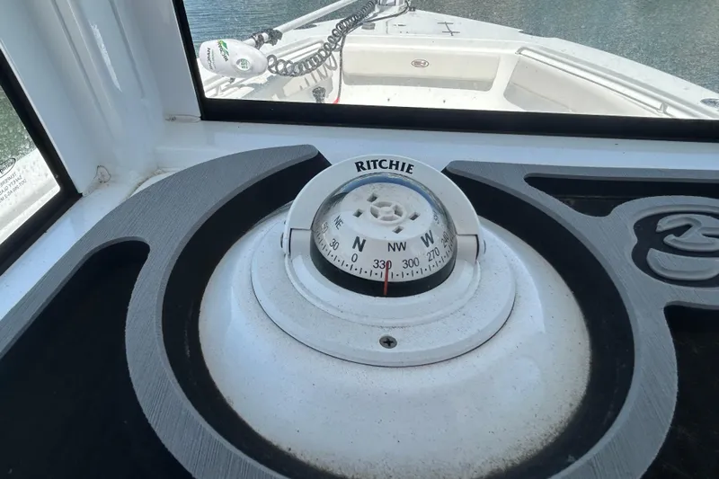  Yacht Photos Pics Compass on 2021 Sea Hunt Gamefish 25 boat dashboard, showing navigation details.