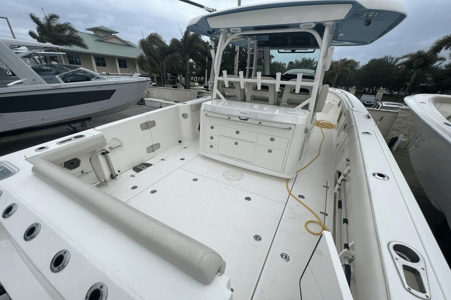 2021 Boston Whaler 350 Outrage