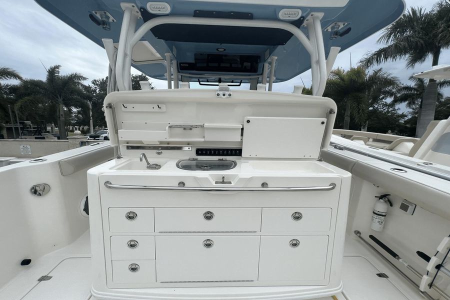 2021 Boston Whaler 350 Outrage