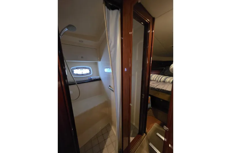  Yacht Photos Pics 2010 Sea Ray 470 Sundancer interior with shower and cozy bedroom.