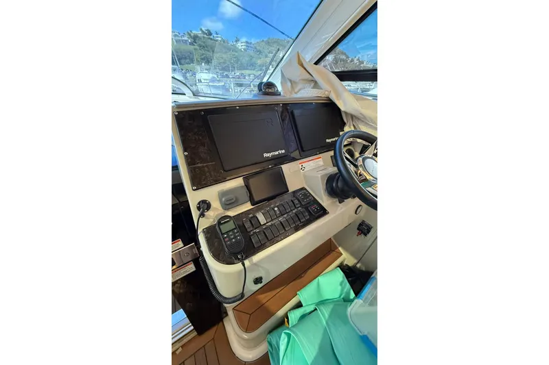  Yacht Photos Pics 2010 Sea Ray 470 Sundancer helm with Raymarine navigation system and steering wheel.