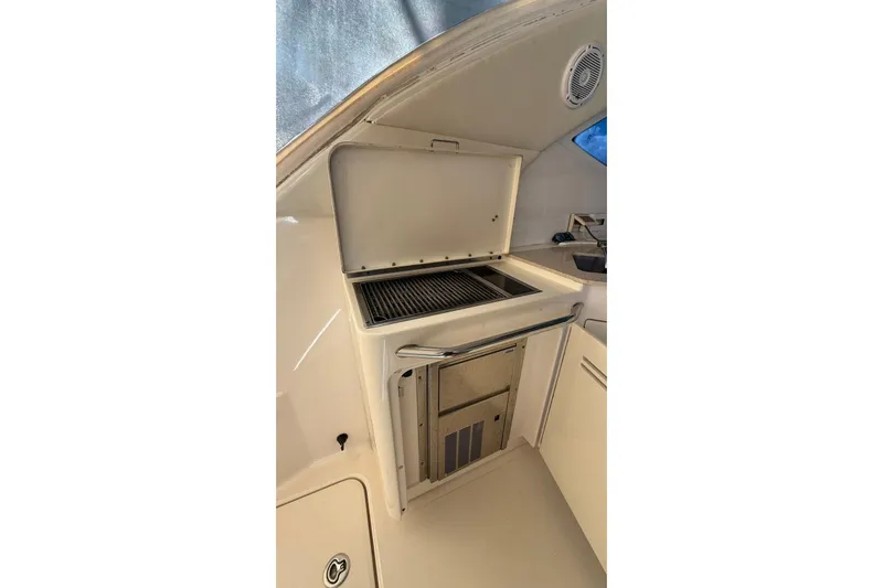  Yacht Photos Pics 2010 Sea Ray 470 Sundancer yacht interior with built-in grill and storage.