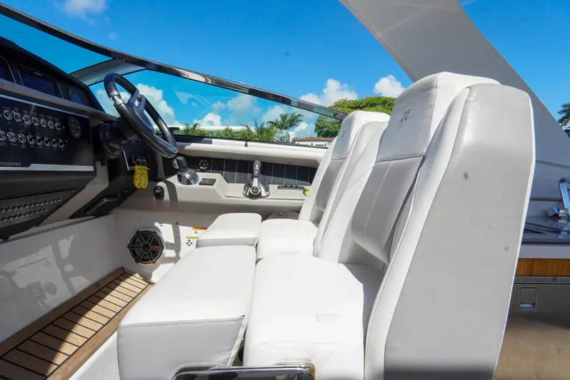  Yacht Photos Pics 2017 Four Winns H350 boat interior with white leather seats and control panel.