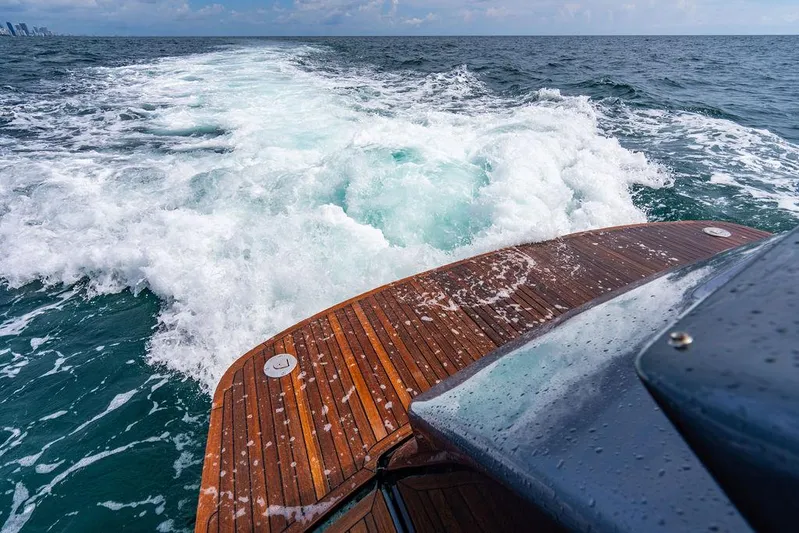 Two Bite Yacht Photos Pics 2018 Pershing 5x yacht cruising, leaving a foamy wake in the ocean.