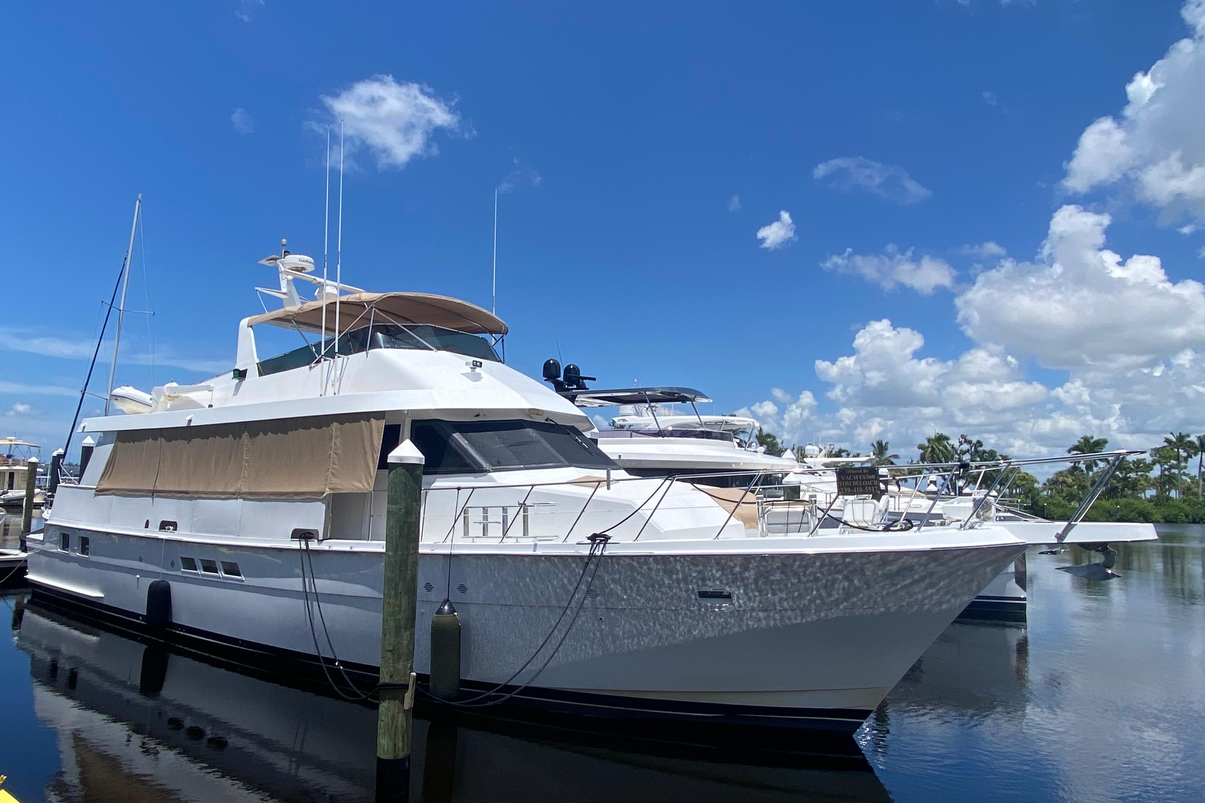 Hatteras 70 Cockpit Motor Yacht