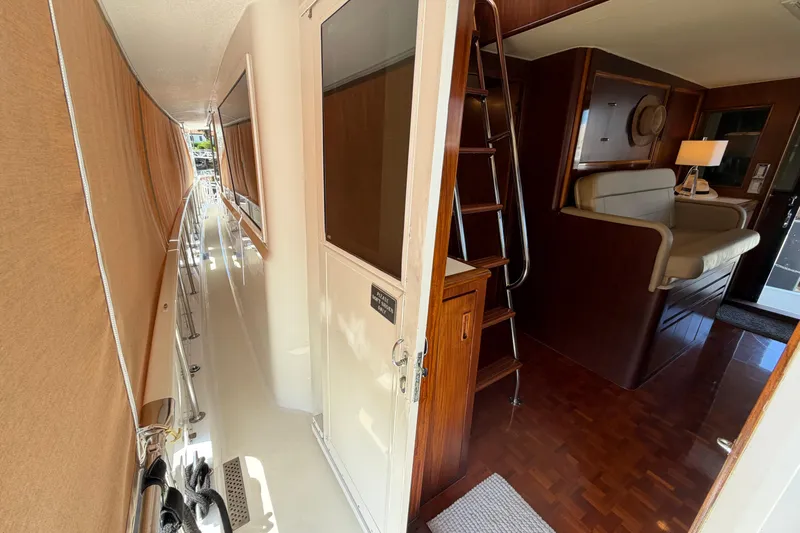  Yacht Photos Pics Interior view of a 1991 Hatteras 70 Motor Yacht, featuring a cozy seating area.