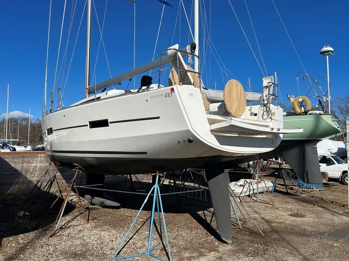 4770jg Yacht Photos Pics 2015 Dufour 410 GL sailboat on stands, ready for maintenance under clear blue sky.