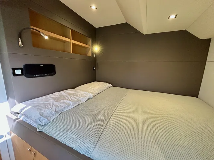 Feel So Good Yacht Photos Pics Captain cabin