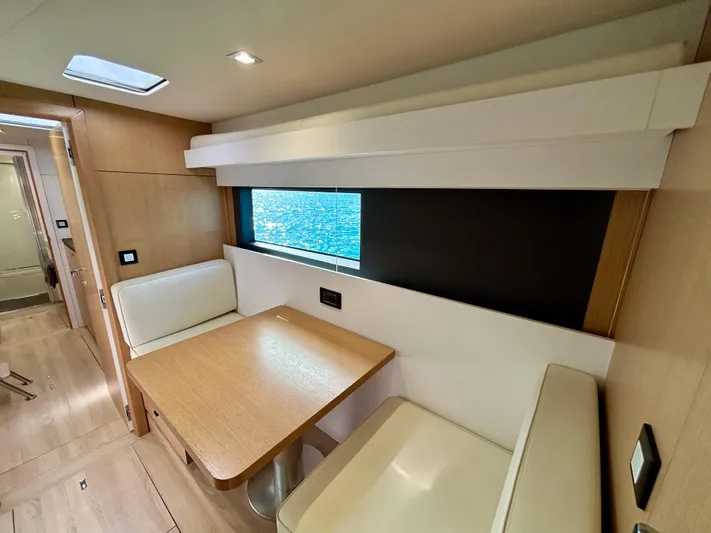 Feel So Good Yacht Photos Pics Starboard hallway