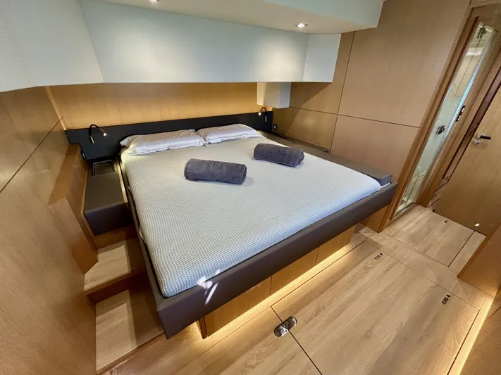 Feel So Good Yacht Photos Pics Starboard aft cabin