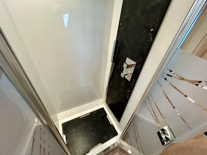 Feel So Good Yacht Photos Pics Port aft cabin separated shower