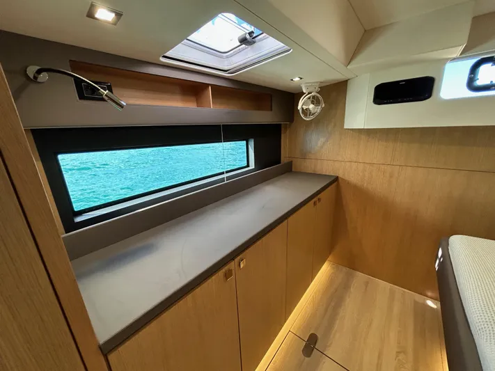 Feel So Good Yacht Photos Pics Starboard aft cabin