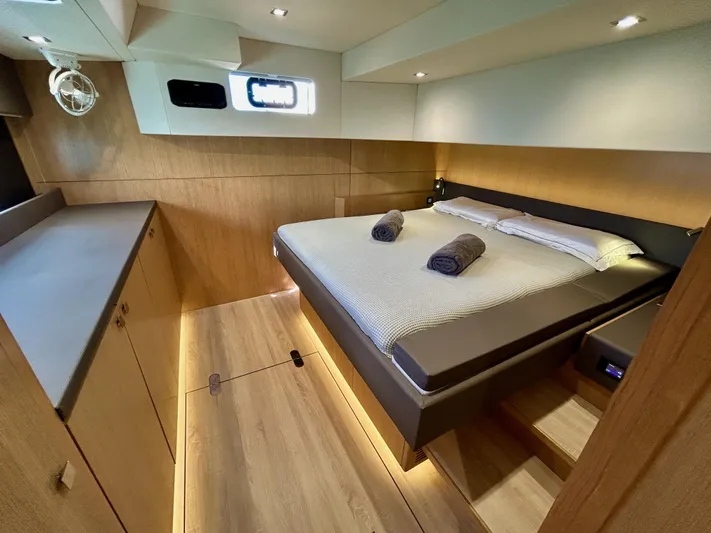 Feel So Good Yacht Photos Pics Starboard aft cabin