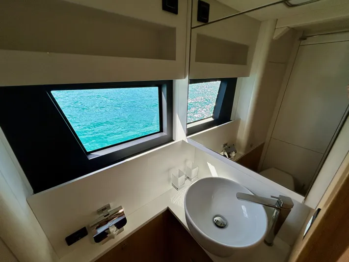 Feel So Good Yacht Photos Pics Port aft bathroom
