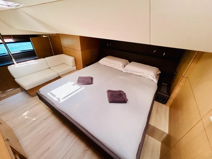 Feel So Good Yacht Photos Pics Owner suite