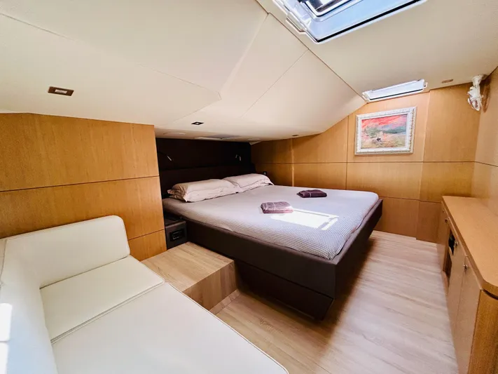 Feel So Good Yacht Photos Pics Owner suite