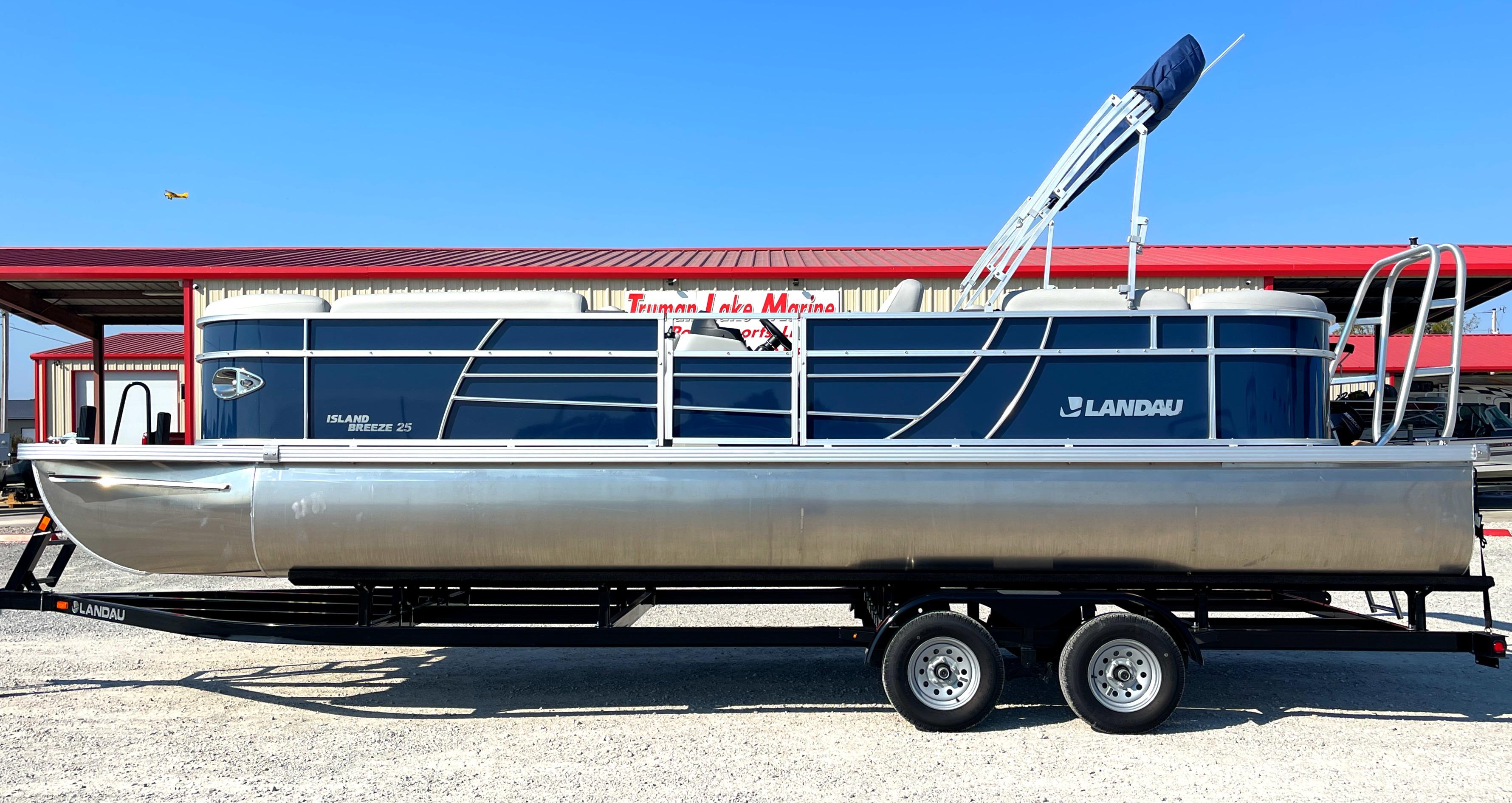 Landau Island Breeze 25 powered by a 225HP Suzuki Engine
