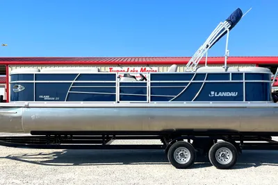 Landau Island Breeze 25 powered by a 225HP Suzuki Engine