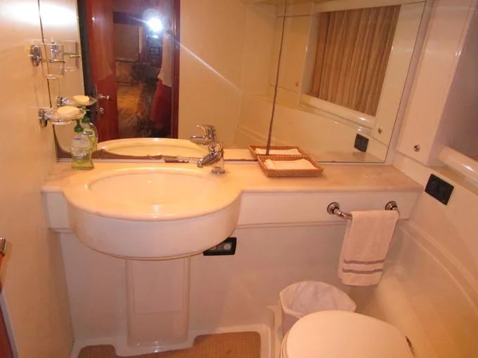 Pretty Lady Yacht Photos Pics VIP Head