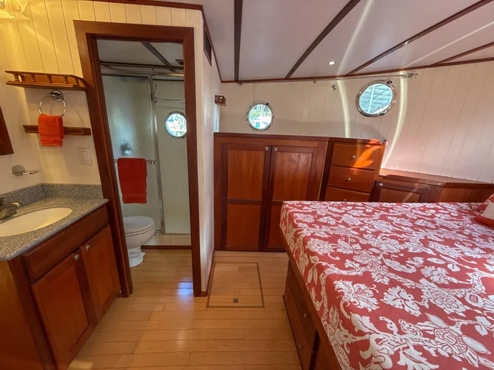 Little Lady Yacht Photos Pics Ensuite Head