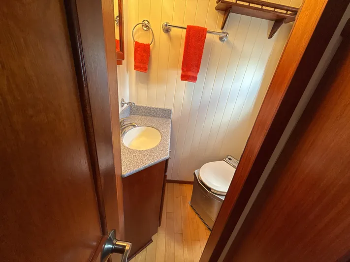 Little Lady Yacht Photos Pics Starboard Office Ensuite Head