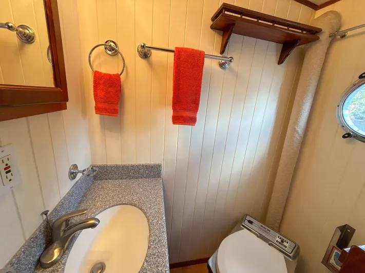 Little Lady Yacht Photos Pics Starboard Head