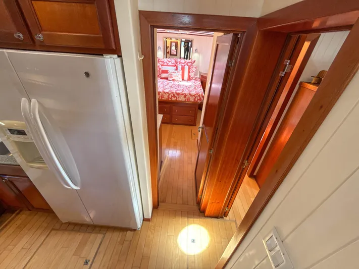 Little Lady Yacht Photos Pics Companionway to Master