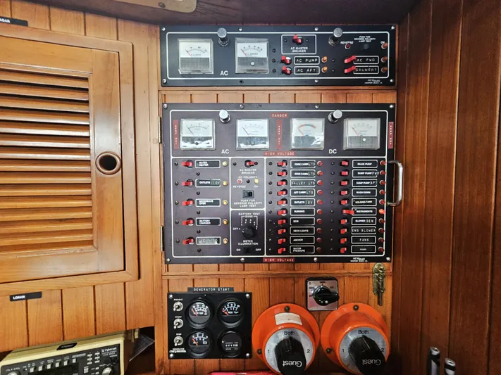 Voyager Yacht Photos Pics 