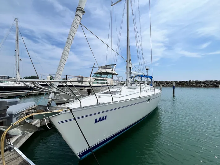Lali Yacht Photos Pics 1994 Beneteau Oceanis 510 CU sailboat docked in a marina under a clear sky.