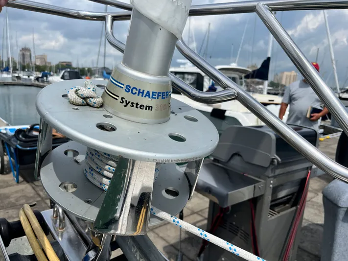 Lali Yacht Photos Pics Close-up of Schaefer System 3100 on 1994 Beneteau Oceanis 510 CU sailboat.