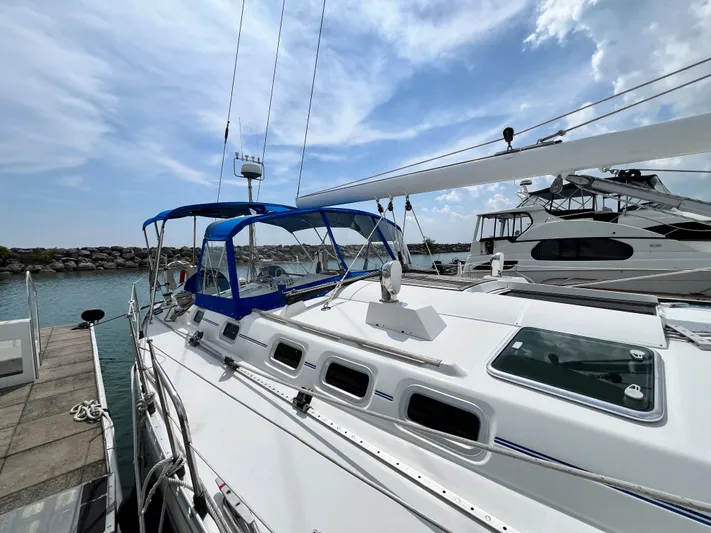 Lali Yacht Photos Pics 1994 Beneteau Oceanis 510 CU sailboat docked, featuring blue canopy and sleek design.
