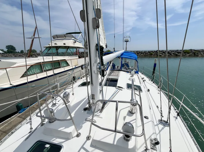 Lali Yacht Photos Pics 1994 Beneteau Oceanis 510 CU sailboat docked in a marina under a clear sky.